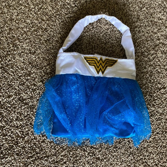 Wonder Women Costume - Picture 2 of 3